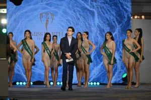 พิธีกรงานระดับชาติ บนเวทีงานเปิดตัวระดับประเทศ พร้อมผู้เข้าประกวดบนเวทีใหญ่