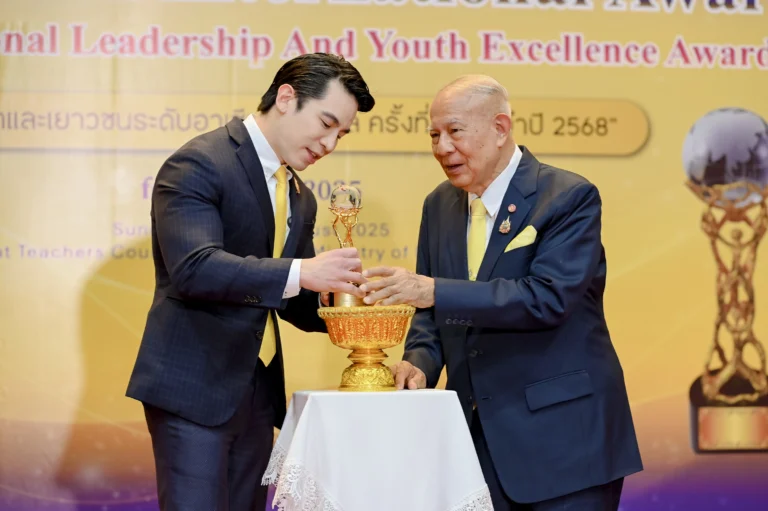 ดร.ณัฐพงศ์ นำศิริกุล หรือ ดร.ป๊อป ผู้ประกาศข่าว TNN และพิธีกรระดับนานาชาติ รับโล่รางวัลต้นแบบเยาวชนคนสร้างชาติ ปี 2568