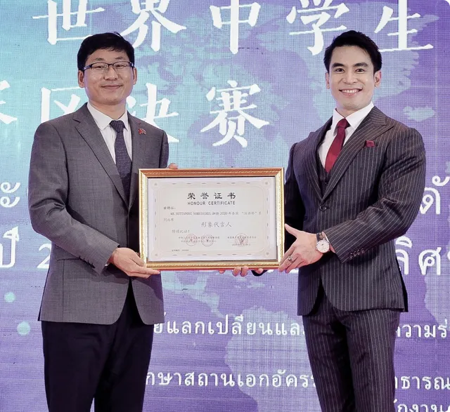 ดร.ป๊อป หรือ ครูพี่ป๊อป พิธีกรระดับนานาชาติ 3 ภาษา รับรางวัลทูตวัฒนธรรมด้านการศึกษาและสังคม