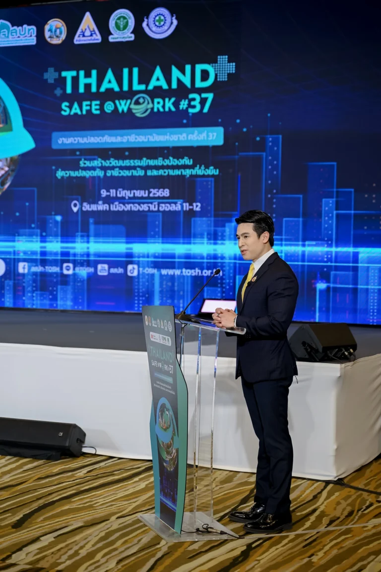 ดร.ณัฐพงศ์ นำศิริกุล หรือ ดร.ป๊อป พิธีกรระดับนานาชาติ ปฏิบัติหน้าที่บนเวทีงานความปลอดภัยและอาชีวอนามัยแห่งชาติ ครั้งที่ 37 ปี 2568