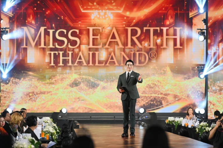ดร.ณัฐพงศ์ นำศิริกุล หรือ ดร.ป๊อป พิธีกรระดับนานาชาติ ในชุดสูทสากลขณะปฏิบัติหน้าที่บนเวที Miss Earth Thailand 2024