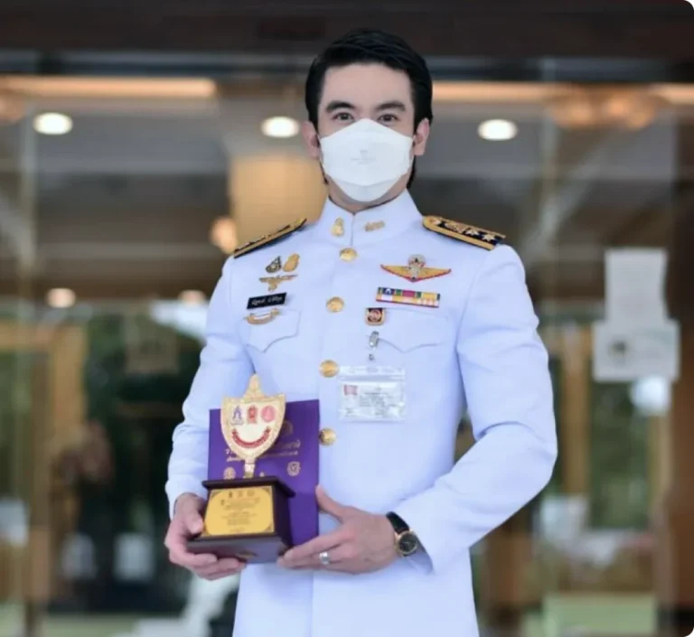 ดร.ป๊อป หรือ ครูพี่ป๊อป พิธีกร 3 ภาษา รับโล่รางวัลต้นแบบเยาวชนคนสร้างชาติ จากกระทรวงศึกษาธิการ