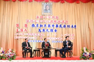 ครูพี่ป๊อป พิธีกร 3 ภาษา ไทย จีน อังกฤษ ดำเนินรายการงานเสวนาทางการระดับนานาชาติ