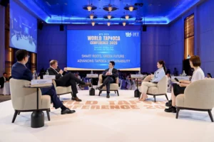 บรรยากาศงานองค์กรที่มีพิธีกร 2 ภาษา ดำเนินรายการอย่างเป็นทางการ