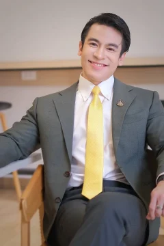ภาพบรรยากาศช่วงพักผ่อนหลังจบงานอีเวนต์ ชายสวมสูทนั่งพักผ่อนด้วยท่าทางผ่อนคลาย