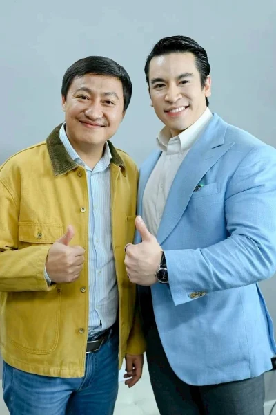 ดร.ป๊อป พิธีกร 3 ภาษา ถ่ายภาพคู่กับ คุณคมสันต์ ลี CEO Flash Express ในงานของ สสว. ปี 2026