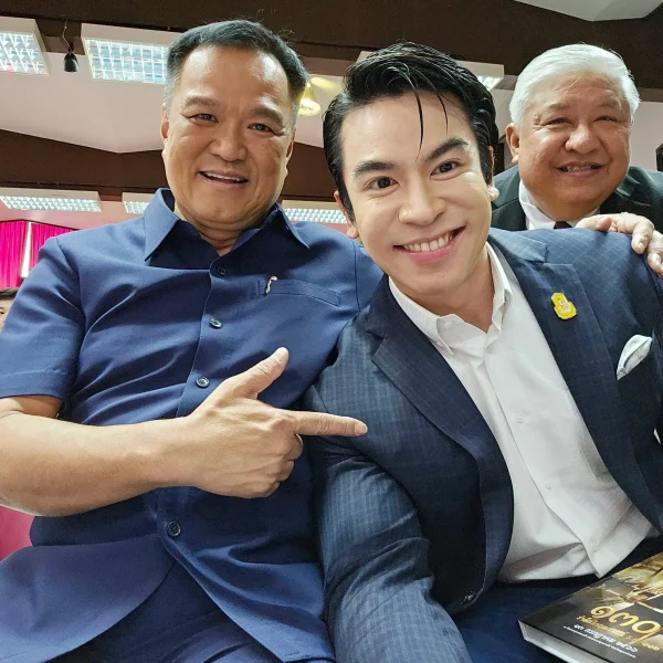 ดร.ป๊อป พิธีกร 3 ภาษา ถ่ายภาพร่วมกับ คุณอนุทิน ชาญวีรกูล ในบรรยากาศเป็นกันเอง