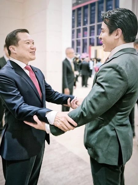 ดร.ป๊อป พิธีกร 3 ภาษา ถ่ายภาพร่วมกับ คุณฐาปนะ สิริวัฒนภักดี กรรมการผู้อำนวยการใหญ่ บริษัท ไทยเบฟเวอเรจ จำกัด (มหาชน)