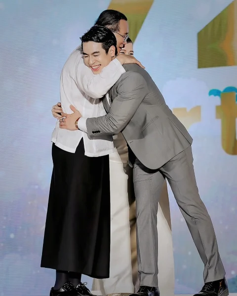 ดร.ป๊อป (Dr. Pop) พิธีกรงานอีเว้นท์ สวมกอดแสดงความยินดีกับ คุณวิกรม กรมดิษฐ์ ผู้ก่อตั้งและประธานกรรมการบริหาร อมตะ คอร์ปอเรชัน
