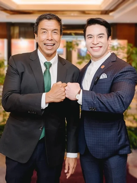 ดร.ป๊อป (Dr.Pop) ดร.ณัฐพงศ์ นำศิริกุล ร่วมถ่ายภาพกับ ดร.ชัชชาติ สิทธิพันธุ์ ผู้ว่าราชการกรุงเทพมหานคร