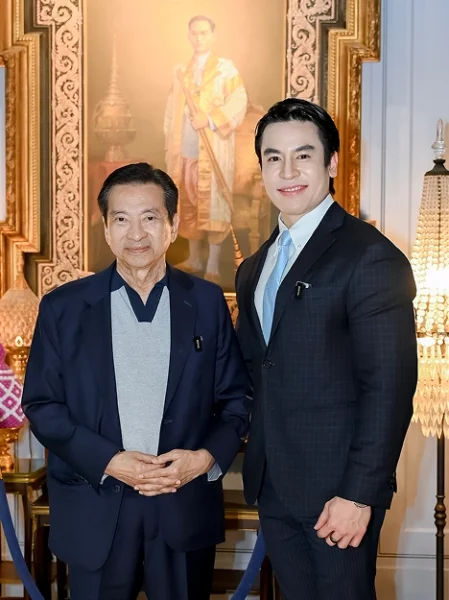 ดร.ณัฐพงศ์ นำศิริกุล (Dr.Pop) ร่วมถ่ายภาพกับคุณชัชวาลล์ คงอุดม (ชัช เตาปูน)