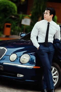 ภาพถ่ายแนว personal branding ของพิธีกรมืออาชีพ สื่อถึงความน่าเชื่อถือและภาพลักษณ์ผู้นำ